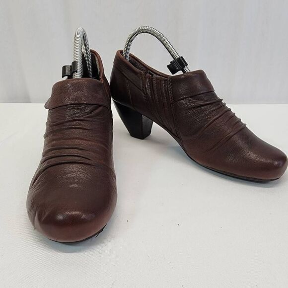 Bare Traps Rosey Brown Leather Pleated Ankle Zippered Boots Size 7.5 - Picture 2 of 9